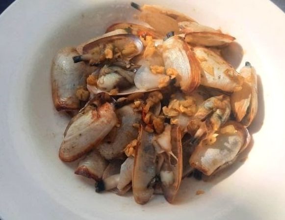 Chế biến tu hài xào bơ tỏi đúng cách